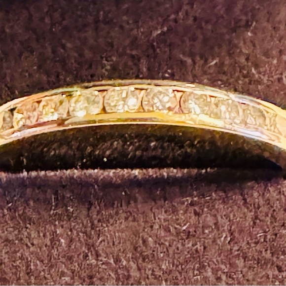 14Kt yellow gold enter its ring size 6.